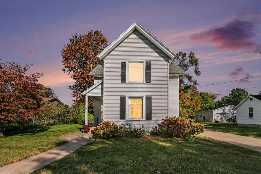 325 E Lincoln Avenue, Zeeland, MI 49464 - #2