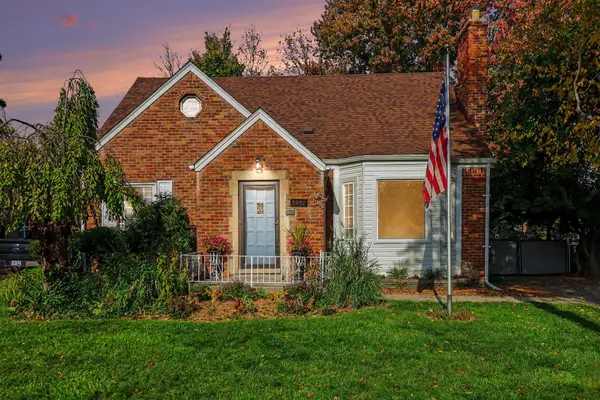 1992 Oxford Road, Grosse Pointe Woods, MI 48236