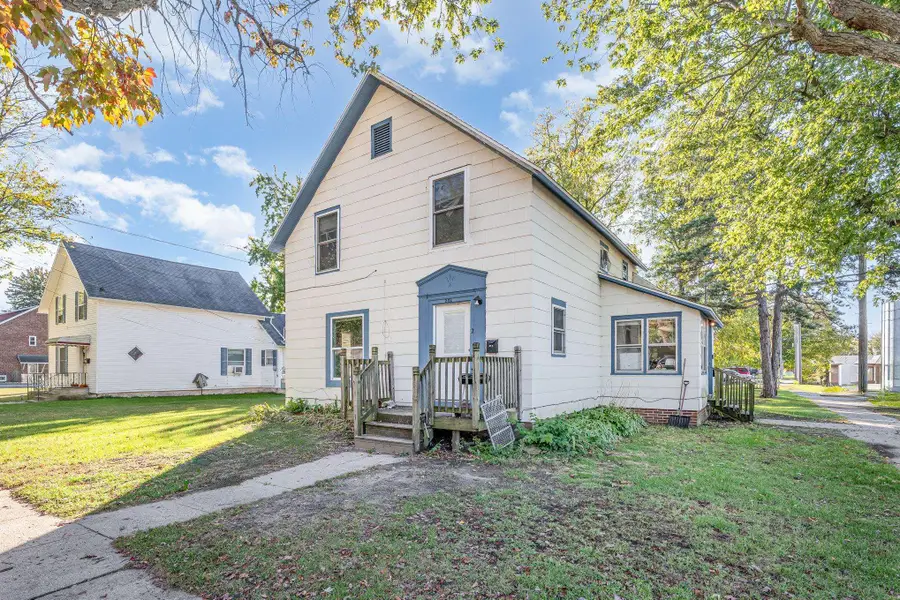 202 S Clark Street, Chesaning, MI 48616 - #2