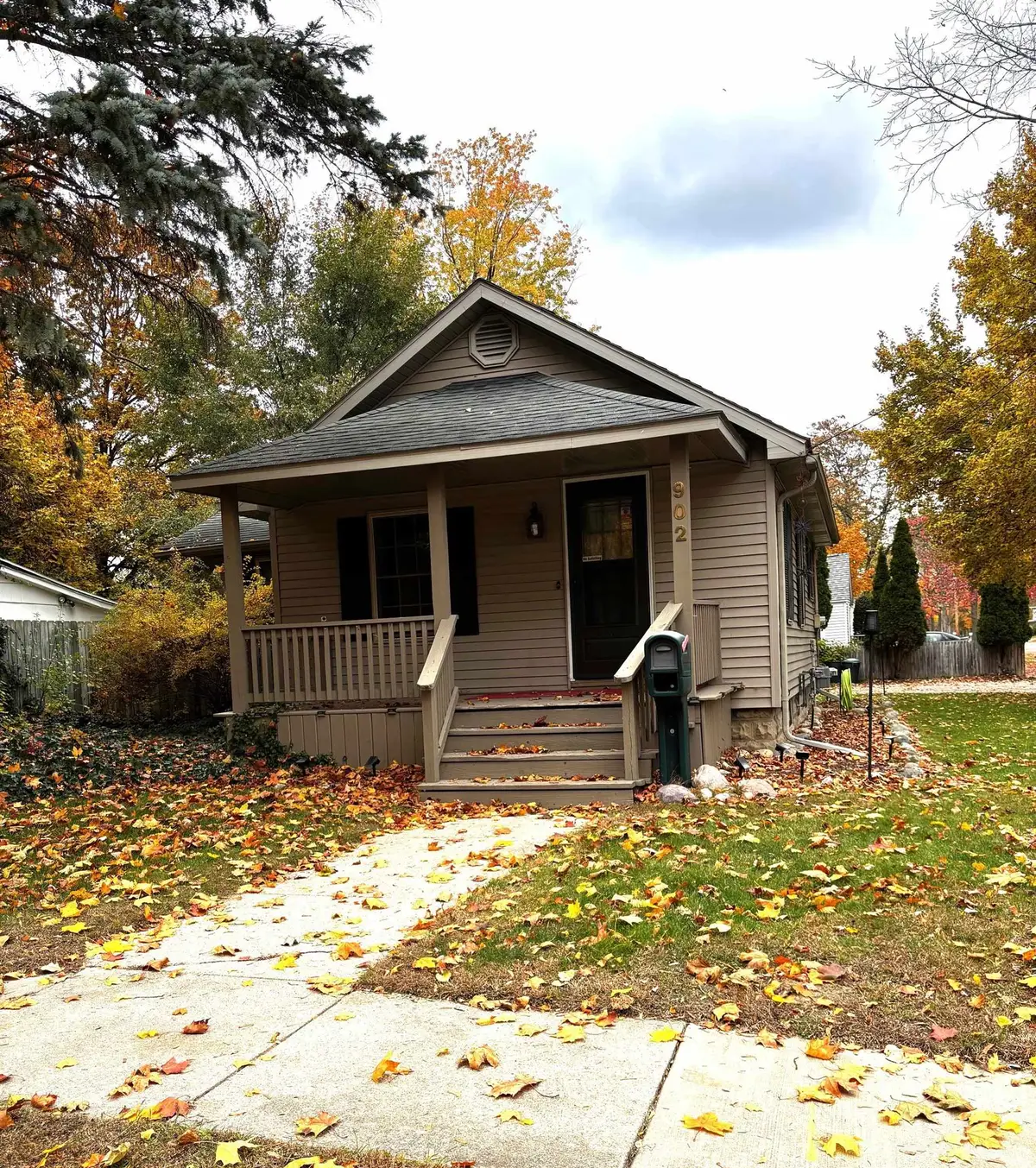 902 W Baker Street, Midland, MI 48640 - #1