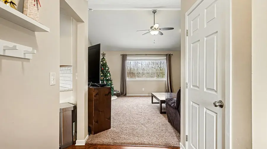 2033 E Stewart Road, Midland, MI 48640 - #3