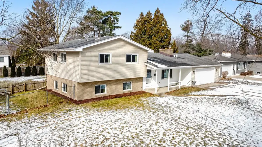 3207 Greenway Drive, Midland, MI 48642 - #3