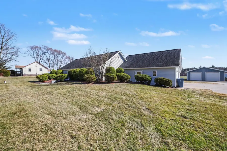 2302 E Brooks Road, Freeland, MI 48623-9422 - #3