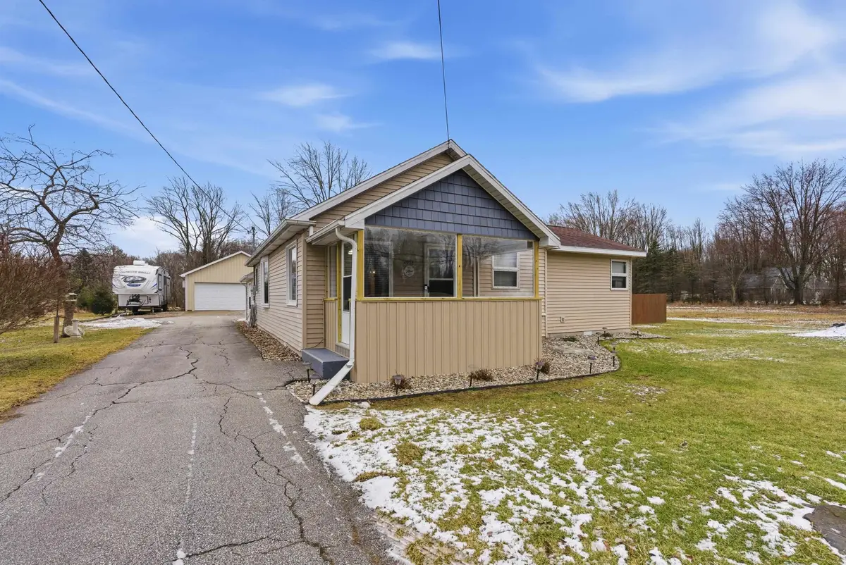 2094 E Stewart Road, Midland, MI 48640 - #1