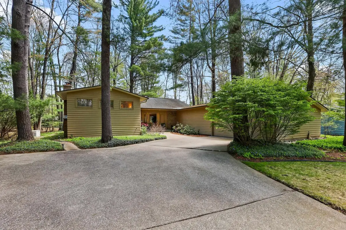 5806 Woodbridge Lane, Midland, MI 48640 - #1