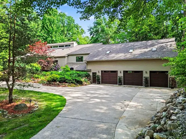 2632 E Pineoak Court, Midland, MI 48642