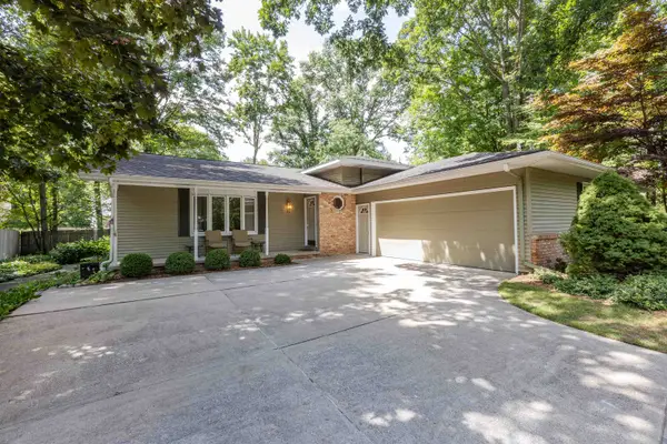 5 Robin Ct Court, Midland, MI 48640-2138