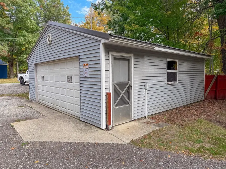 987 W MapleCrest Drive, Sanford, MI 48657 - #3
