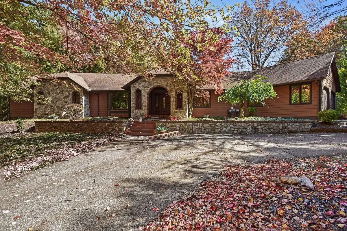 2240 E El Rancho Drive, Midland, MI 48642 - #1