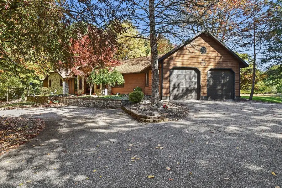 2240 E El Rancho Drive, Midland, MI 48642 - #2