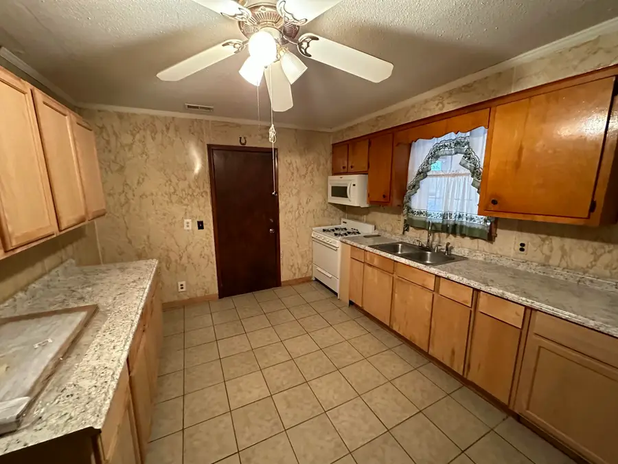 135 Golden Avenue, Eutawville, SC 29048 - #3