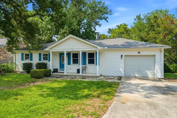 220 Crestwood Drive, Summerville, SC 29483