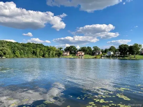 3053 MCCORMICK DR, Waterford, MI 48328