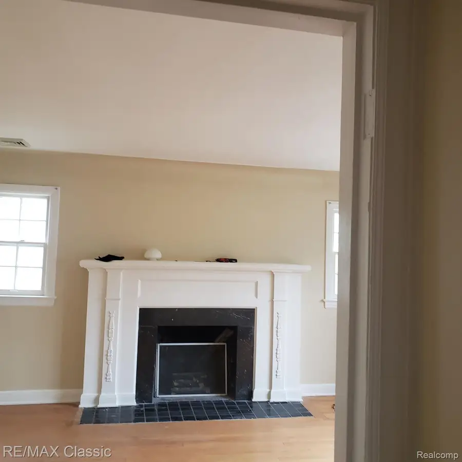 16215 and 16217 Greenview AVE, Detroit, MI 48219 - Image #3