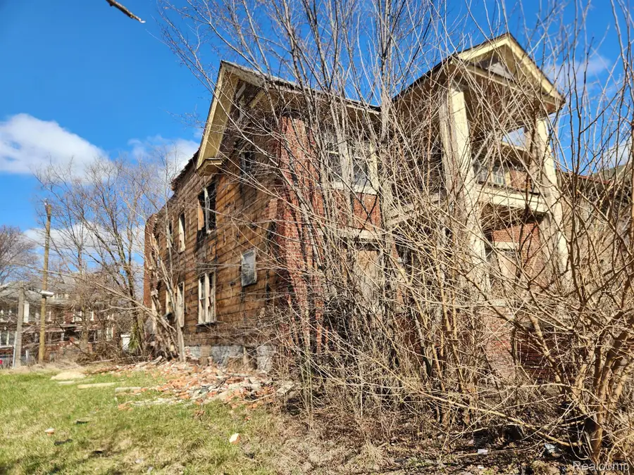 8773 PETOSKEY AVE, Detroit, MI 48204 - Image #2
