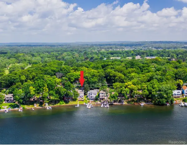 8605 EDGEWOOD PARK DR, CommerceTwp, MI 48382