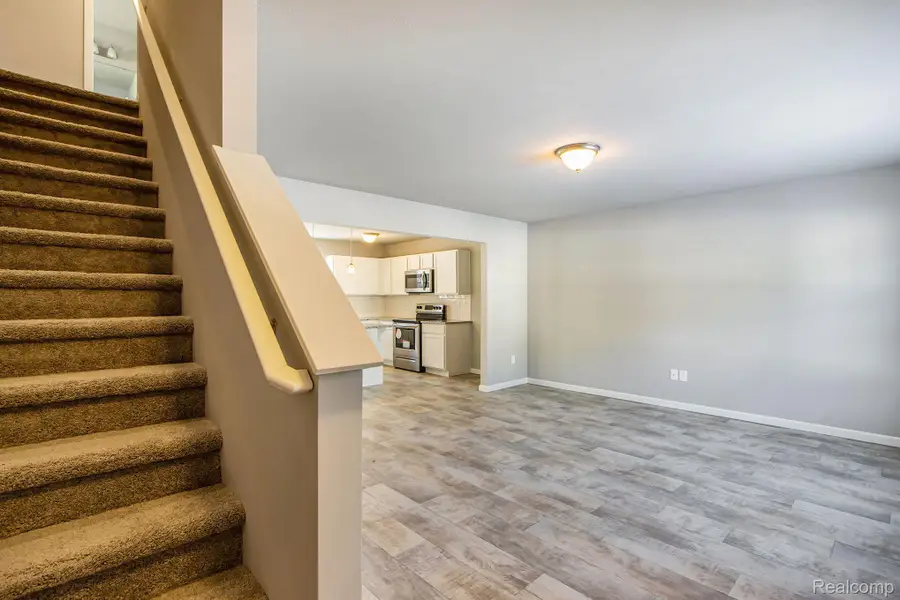 1047 Weatherstone LN, Howell, MI 48843 - Image #2