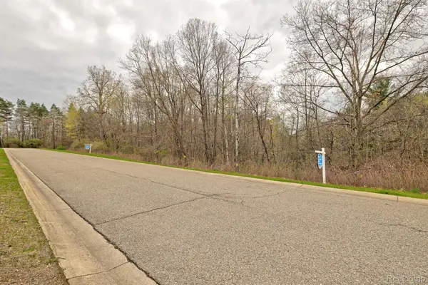 207 ASTOR KNOLLS DR, Ortonville, MI 48462