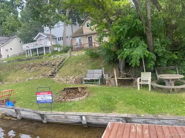 00 Heights, LakeOrion, MI 48362