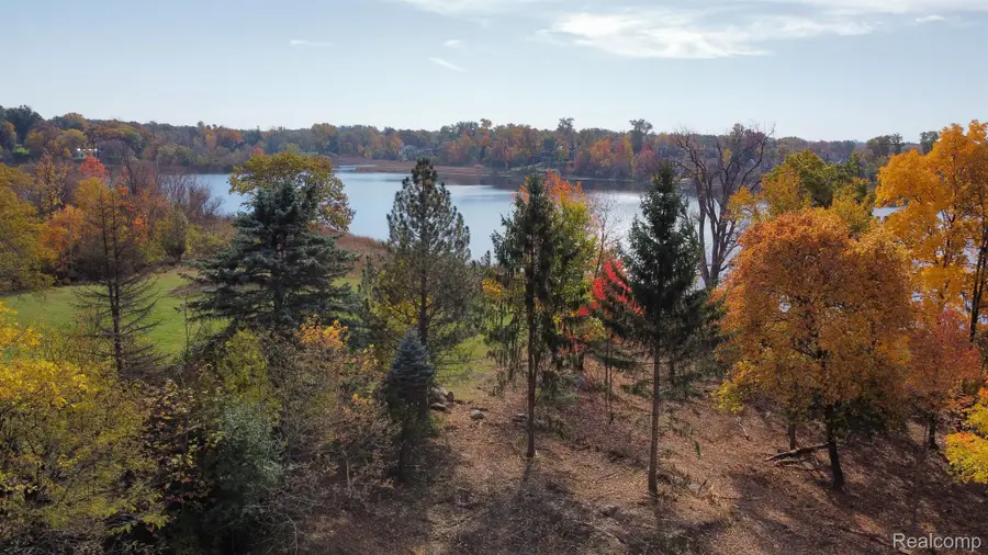 2717 TURTLE SHORES DR, Bloomfield, MI 48302 - Image #2