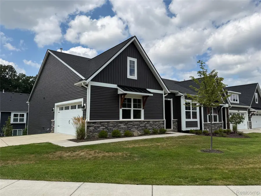 1054 CAMELLIA CIR 44 19, Howell, MI 48843 - #2