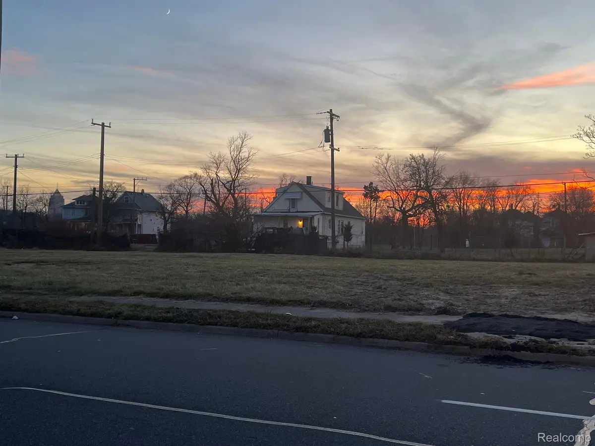 9041 CHRYSLER DR, Detroit, MI 48211 - Image #1