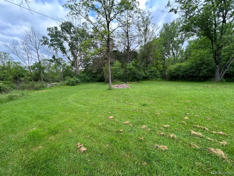 2356 S DYE RD, Flint, MI 48532 - Image #2