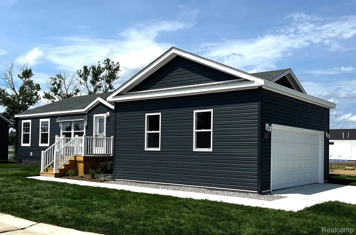 202 RIVIERA DR, Lapeer, MI 48446 - Image #1