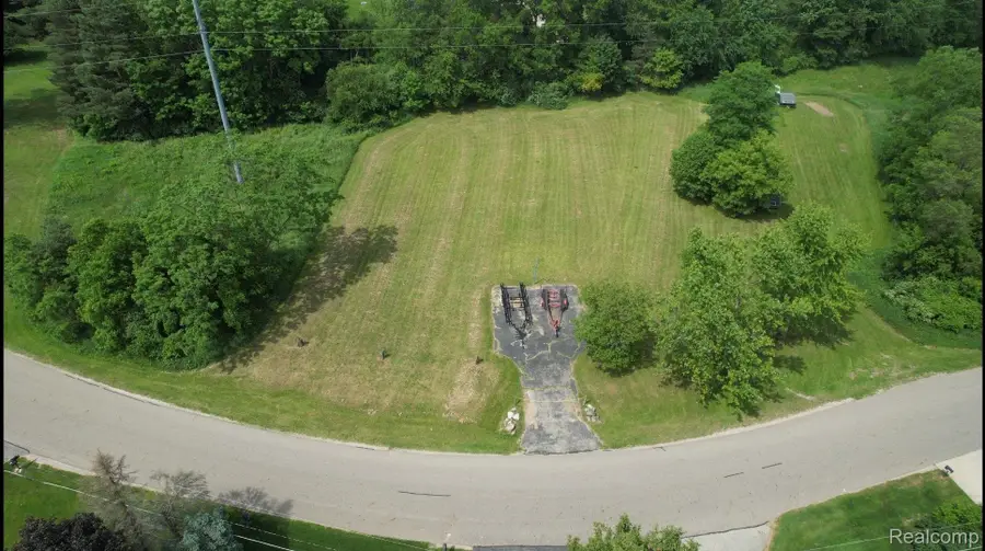 7447 Driftwood DR, Fenton, MI 48430 - Image #2