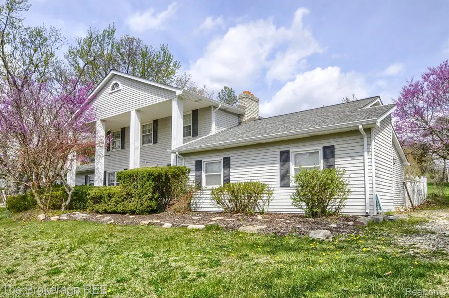 688 UPHILL RD, Milford, MI 48381 - Image #2