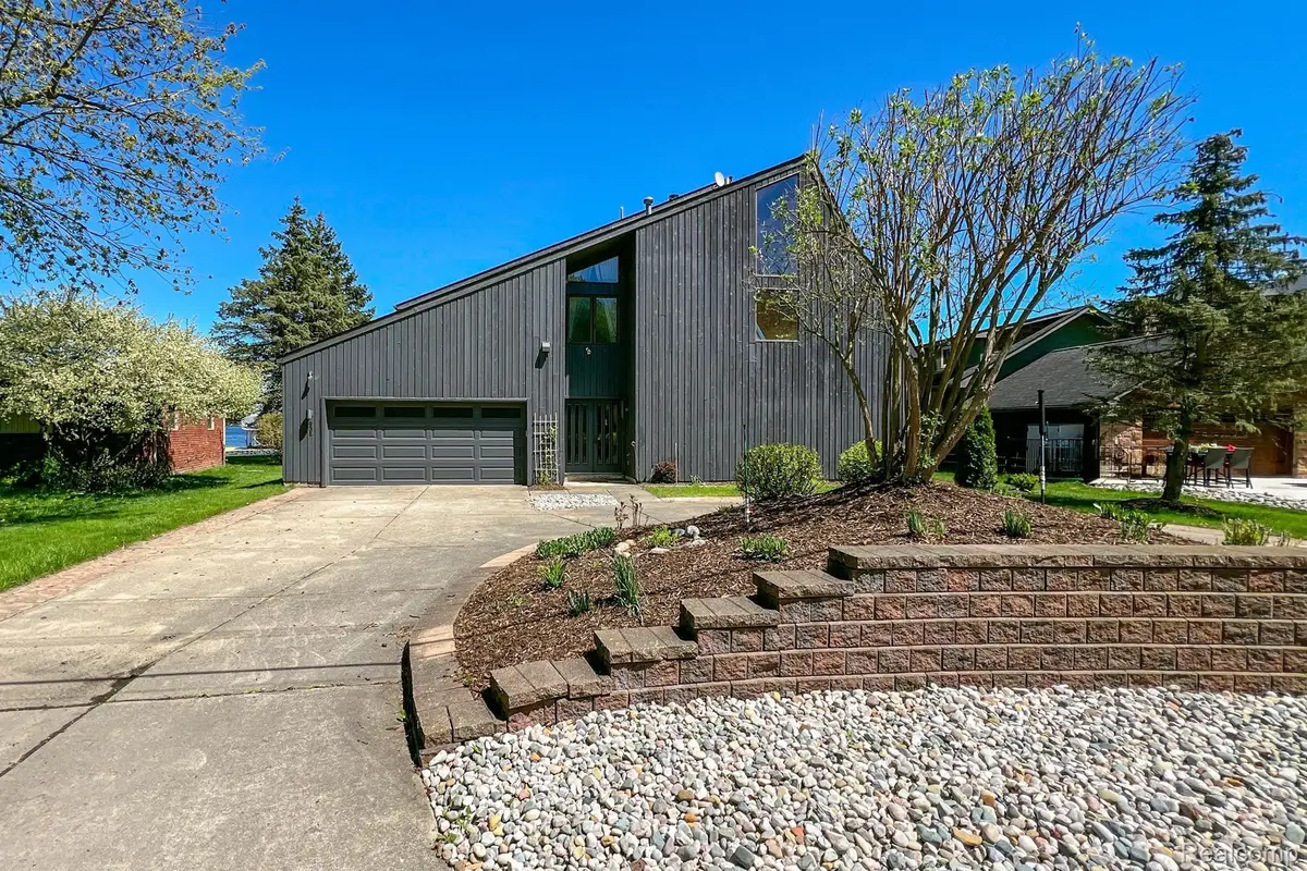 935 Stratton DR, Waterford, MI 48328 - #1