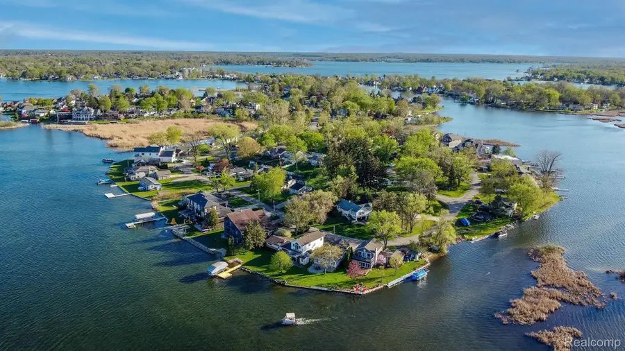 935 Stratton DR, Waterford, MI 48328 - #2