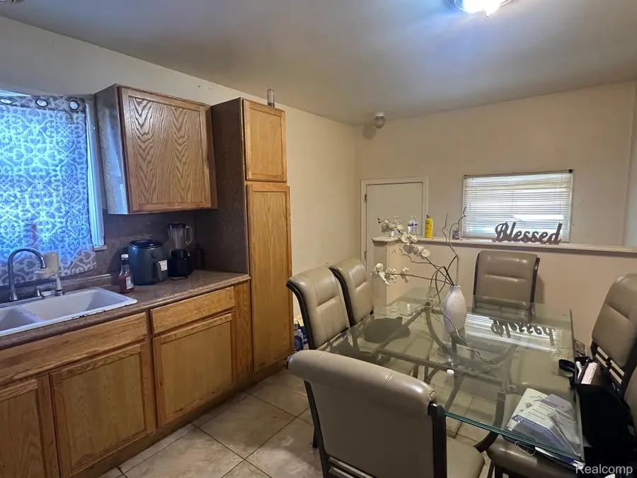 5620 MARLOWE DR, Flint, MI 48504 - Image #3