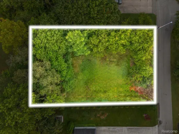 000 Waterloo ST, Waterford, MI 48329