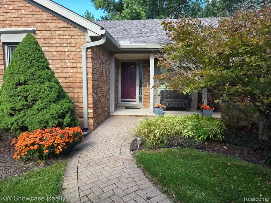 21452 Parklane ST, Farmington Hills, MI 48335 - #3