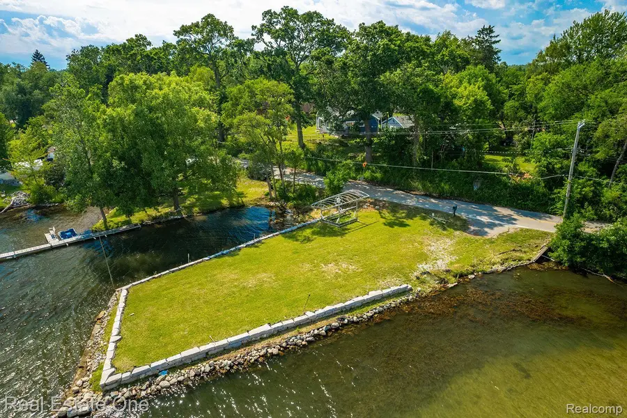 2300 JACKSON BLVD, Highland, MI 48356 - Image #2