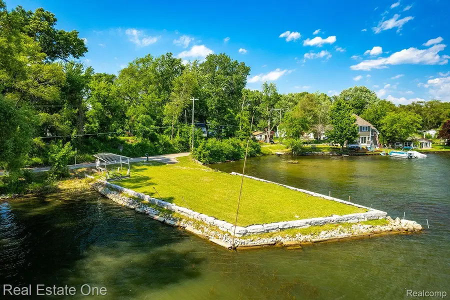 2300 JACKSON BLVD, Highland, MI 48356 - Image #3