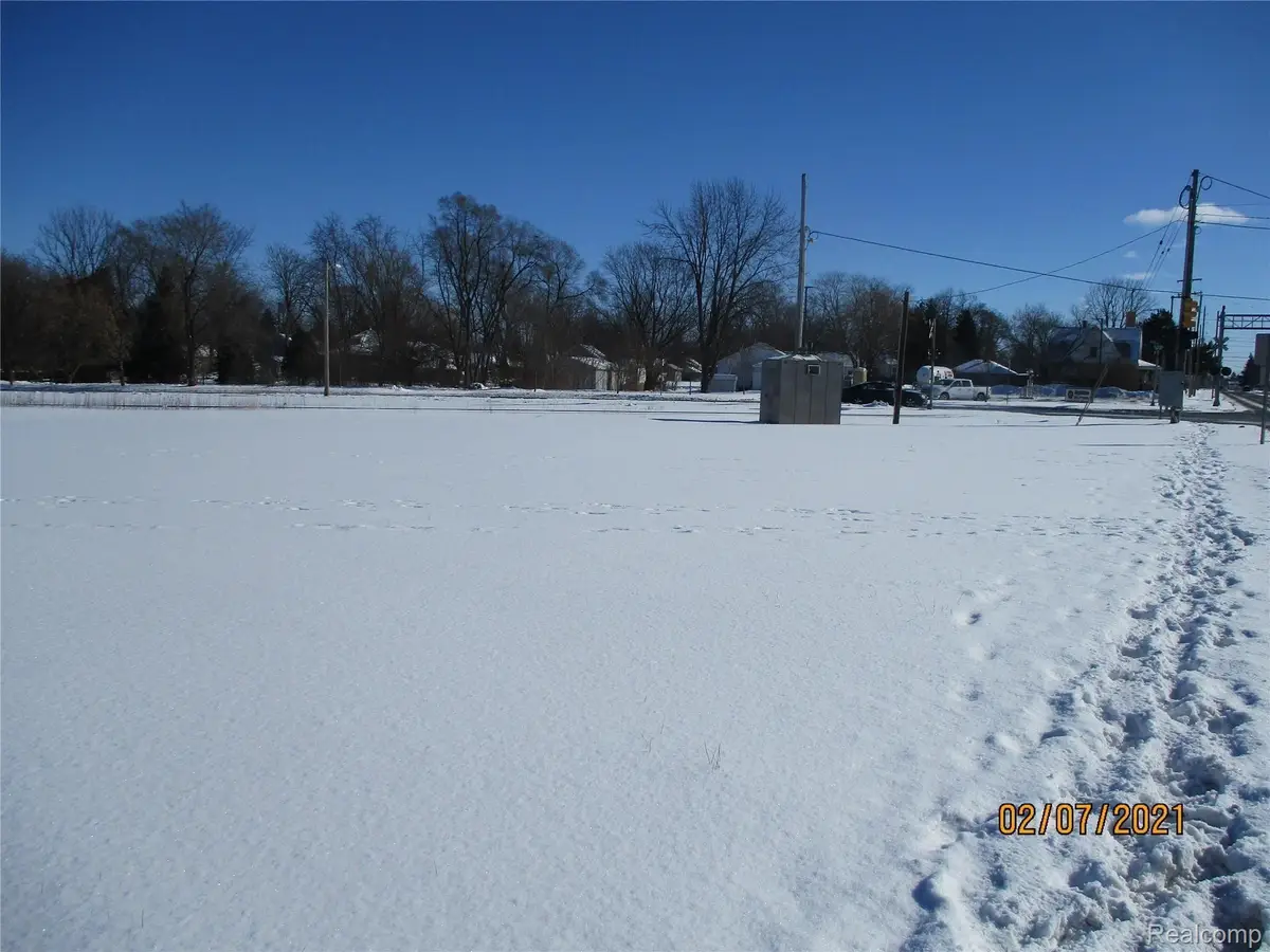 915 CORUNNA AVE, Owosso, MI 48867 - Image #1