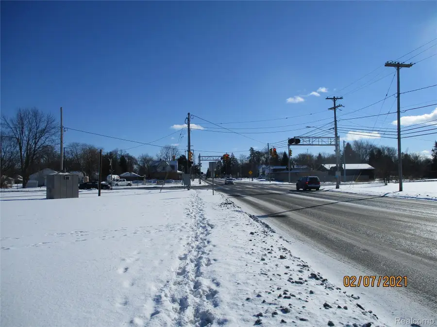 915 CORUNNA AVE, Owosso, MI 48867 - Image #2