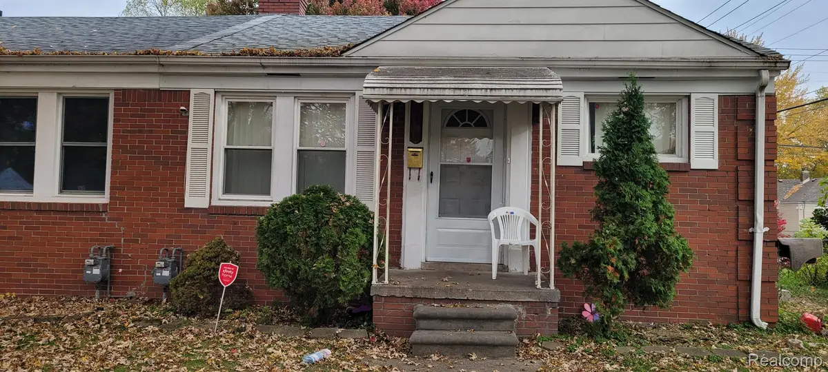 19015 ROSCOMMON ST, Harper Woods, MI 48225 - Image #1