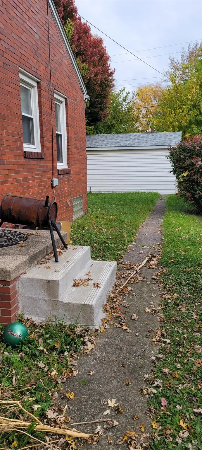 19015 ROSCOMMON ST, Harper Woods, MI 48225 - Image #2