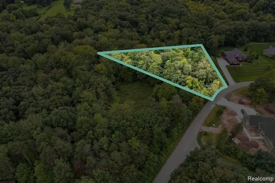 225 GREAT PINES DR, Oxford, MI 48371 - Image #2