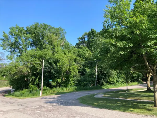 000 Oakland & Caroline, Milford, MI 48381