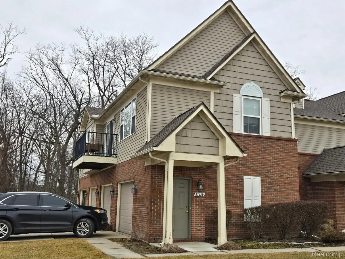 27629 HIDDEN OAKS DR, Trenton, MI 48183 - Image #1