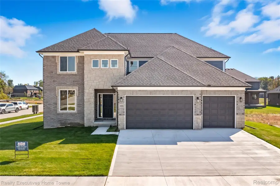 24684 SAWGRASS DR, Macomb, MI 48042 - Image #2