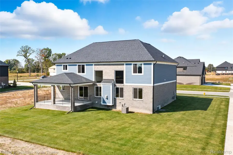 24684 SAWGRASS DR, Macomb, MI 48042 - Image #3