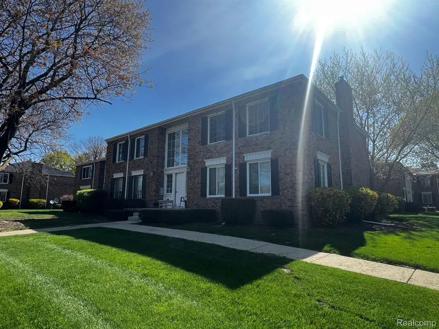 667 E FOX HILLS DR, Bloomfield, MI 48304 - Image #3