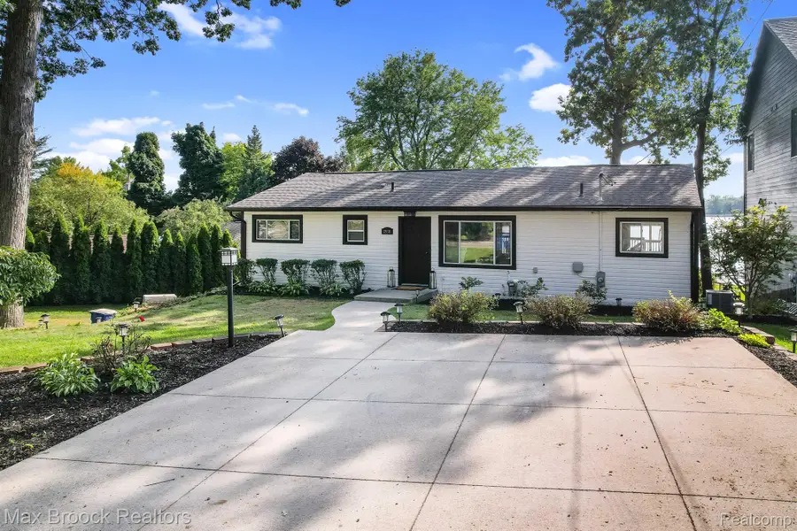 2918 WOODBINE DR, Waterford, MI 48328 - Image #2