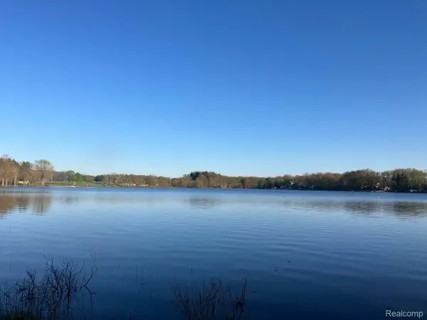 2226 Shoreline  DR, Lapeer, MI 48446