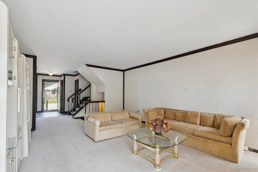 25073 OAKBROOKE DR, Southfield, MI 48033 - Image #2